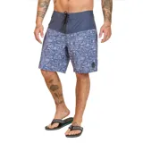 Short de baño Maui and Sons con estampado de motivos playeros en tonos celeste y lila. Presenta cintura elastizada con cordón de ajuste y un bolsillo trasero con ojal de drenaje.