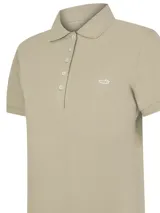 Remera tipo polo color beige de piqué con cuello camisero, manga corta y logo de pato bordado.