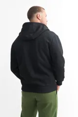 Campera negra con capucha, cierre frontal y bolsillos tipo canguro.