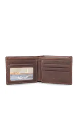 Billetera de cuero color gris con costuras a la vista. Incluye un tarjetero extraíble con visor, doble compartimento para billetes, tarjeteros y bolsillos.