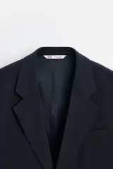Blazer slim fit color azul marino confeccionado en tejido con viscosa. Cuello con solapas de muesca, manga larga con puño con detalle de botones, bolsillo de vivo en pecho y de solapa en cadera, bolsillo interior, bajo con aberturas en espalda y cierre frontal con botones.