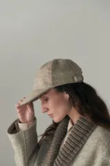 Gorra con visera de lana color beige con diseño de espiga.
