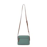 Cartera cruzada (bandolera) de material sintético negro, con correa ajustable de cuero marrón. Presenta un bolsillo frontal con cierre y un tirador de cierre naranja.