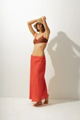 Falda larga color naranja de lino.