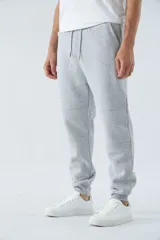Pantalón de jogging gris melange, corte recto, con bolsillos laterales y logo en grifa de goma.