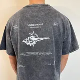 Remera gris con efecto lavado, corte oversize y estampado en la espalda con texto y dibujo de una caracola.