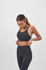 Top deportivo color verde militar con espalda cruzada en cuatro tiras y almohadillas removibles.