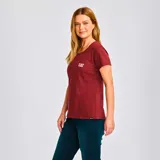 Remera rosa de algodón con cuello redondo y mangas cortas. Logo de CAT estampado en el pecho.