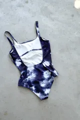 Traje de baño enterizo color dorado con textura brillante, escote recto, tiras anchas y espalda cuadrada.