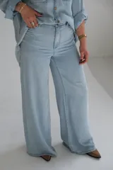 Pantalón de jean celeste claro, de corte ancho y tiro alto.