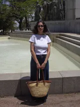 Remera blanca estilo baby tee de algodón con estampado celeste de un zapato de tacón.
