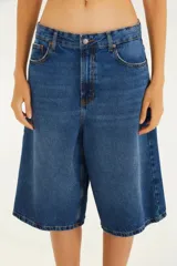 Bermuda jorts de jean azul, corte recto y largo por debajo de la rodilla.