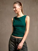 Musculosa verde esmeralda con cuello redondo y frunces laterales.