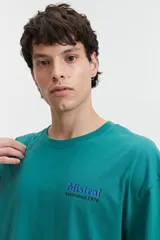 Remera de manga corta color salmón, de corte holgado con estampado en la espalda que incluye una flor con cara y texto.