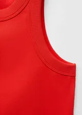 Musculosa negra de canalé con cuello redondo y corte ajustado.