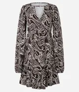 Vestido corto marrón con estampado paisley en blanco, escote en V con abertura y manga larga.