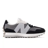 Championes New Balance modelo 327, color negro con detalles en gris y blanco, confeccionados en gamuza y malla, con logo "N" característico en los laterales y entresuela blanca.