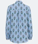 Camisa celeste de viscolino con estampado floral, cuello camisero y mangas largas.