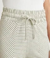 Pantalón zanahoria con cintura elástica y cordón ajustable, con estampado de rayas verticales.