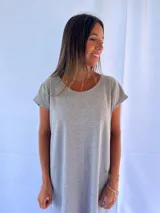 Vestido gris de morley de algodón, corte recto y mangas cortas.