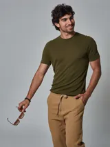 Remera de punto tejida color verde militar, con cuello redondo y mangas cortas.