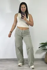 Pantalón de jean verde claro, corte ancho, tiro medio y confeccionado en 100% algodón.