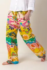 Pantalón de corte recto con cintura elastizada y cordón ajustable, con estampado de rayas verticales multicolores.