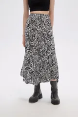 Falda midi evasé con estampado animal print de cebra en blanco y negro.