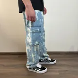 Pantalón jean cargo celeste con efecto tie dye blanco y corte super baggy.