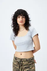 Remera cropped negra de ribb con escote cuadrado y manga corta.