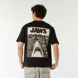 Remera negra de manga corta con estampa trasera de la película Tiburón (Jaws).