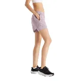 Short deportivo 2 en 1 New Balance color lila, con calza interior ajustada y short exterior holgado.