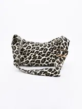 Cartera tipo baguette con estampado animal print de leopardo en tonos marrones y negros. Tiene correa corta para llevar al hombro con hebilla dorada ajustable.
