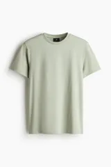 Remera verde claro de algodón, corte estándar, con cuello redondo ribeteado y bajo recto.