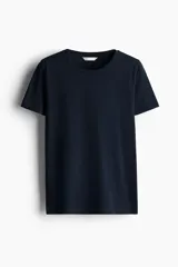 Remera azul marino de algodón con cuello redondo.