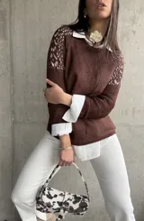 Sweater color chocolate de hilo calado en los hombros y mangas.