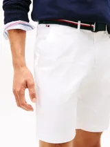 Short blanco de corte slim, confeccionado en sarga de algodón elástico, con cinturón a juego, cierre de cremallera, bolsillos delanteros de parche y bolsillos traseros de ojal con botón.