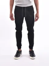 Pantalón jogger negro con cintura elástica y cordón ajustable.