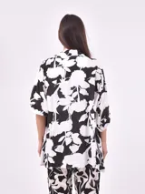 Kimono negro de mangas 3/4 amplias.