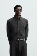 Camisa relaxed fit confeccionada en tejido con mezcla de algodón con tacto suave. Cuello solapa y manga larga acaba en puño con botón. Bolsillo plastrón en pecho. Cierre frontal de botonadura.