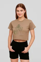 Remera cropped color rosa con estampado de conchas marinas en color rojo, corte holgado y cuello redondo.