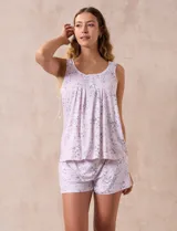 Conjunto de pijama marca René Rofé, compuesto por musculosa y short. La musculosa es de escote redondo con aplique de puntilla y botones. El short tiene cintura elastizada.