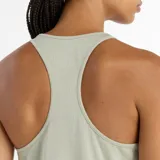 Musculosa deportiva New Balance Athletics Tank, color verde claro, con logo de la marca en el pecho.