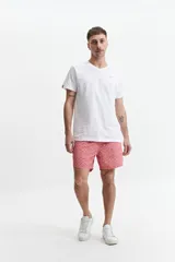 Short de baño estampado con cintura elástica, cordón ajustable, dos bolsillos laterales y uno trasero. Confeccionado en tela ligera de secado rápido y logo bordado.