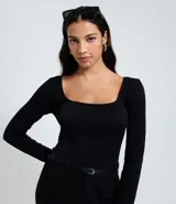 Body de manga larga color verde oliva, confeccionado en tejido acanalado, con escote cuadrado.