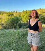 Top negro de lycra de algodón, con escote cruzado y bordes ribeteados.