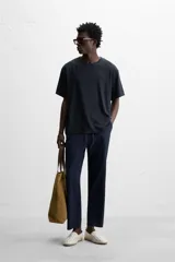 Pantalón azul marino de corte amplio, confeccionado en tejido de mezcla de algodón y lino. Cuenta con cintura elástica ajustable con cordón, bolsillos frontales y bolsillos traseros de vivo.