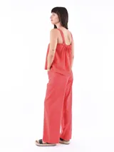 Musculosa color rojo con breteles anchos y escote cuadrado.