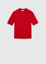 Buzo de punto rojo con cuello redondo y mangas cortas.