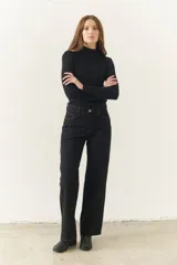 Pantalón de corte recto color caramelo con detalles de costura contrastante.
